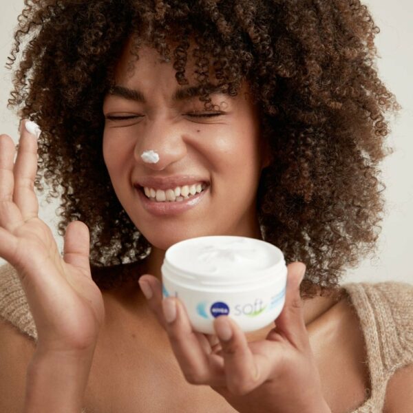 Nivea Soft Moisturising Cream for face hands and body 500ml - Image 3